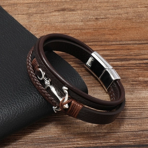 Détail du bracelet multicouche en cuir avec ancre argentée et fermoir magnétique en métal