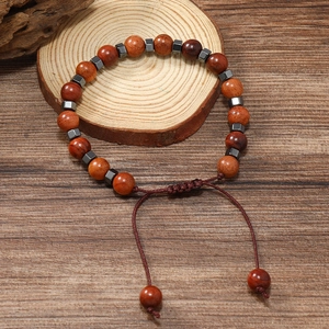 Vue détaillée des perles de bois et des entretoises en métal sur un bracelet ajustable