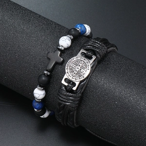 Vintage kruis kraal en gelaagde gevlochten lederen armband set met Sint-Benedictus medaille