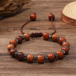 Détail du bracelet en perles de bois pour surfeur avec cordon tissé réglable