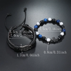 Detail van de verstelbare leren armband en kralenarmband met kruishangertje