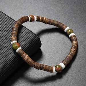 Gros plan de perles de coco et accents de turquoise sur un bracelet ethnique naturel