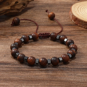 Détail du bracelet surfeur en perles de bois avec hématite et cordon rouge réglable