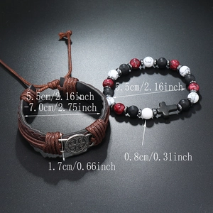 Detail van de leren armband van 1,7cm en de kralenarmband met kruis en 0,8cm kralen