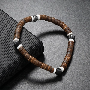Gros plan de perles en noix de coco et intercalaires en turquoise sur bracelet bohème
