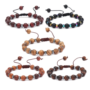 Détail de bracelets de surfeur faits main en perles de bois avec cordons ajustables