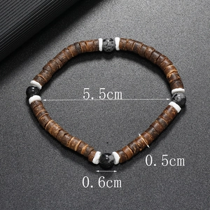 Détail du bracelet en perles boho montrant le diamètre de 5,5cm et les perles coco