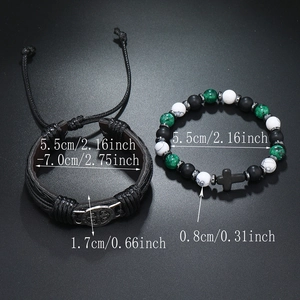 Detail van gevlochten leren armband en kralenarmband met een zwart kruis hangertje