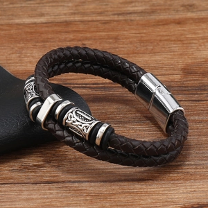 Détail macro du bracelet double couche en cuir tressé marron pour homme avec fermoir magnétique