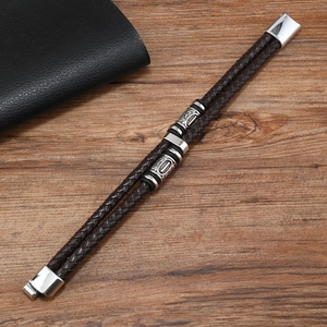 Détail du bracelet en cuir tressé double brin marron foncé avec fermoirs en métal vintage