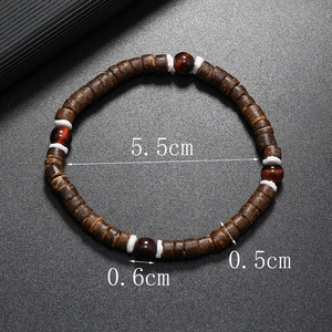 Détail d'un bracelet de perles avec intercalaires en noix de coco et pierres turquoise