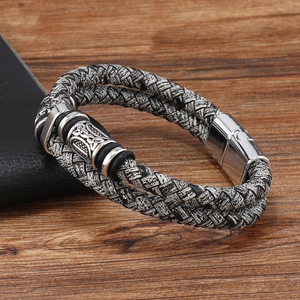 Gros plan du bracelet Viking double couche tressé avec boucle magnétique en argent