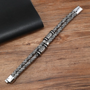 Détail du bracelet en cuir tressé double couche pour homme avec fermoir magnétique argenté