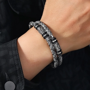 Détail d'un bracelet en cuir tressé pour homme avec perles en métal et fermoir magnétique