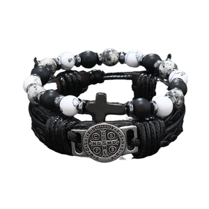 Vintage kralen- en lederen armbanden met kruis en Sint-Benedictus medaille voor heren