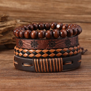 Set aus vier handgefertigten Lederarmbändern mit Holzperlen und maritimen Retro-Anhängern