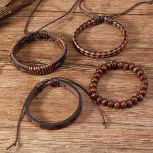 Vierteiliges Vintage-Lederarmband-Set mit geflochtenen Schnüren und Holzperlen im Detail
