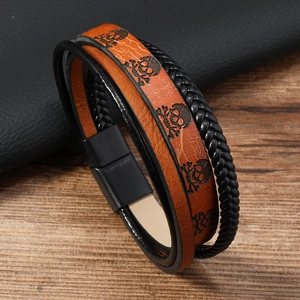 Bracelet multicouche en cuir pour homme style punk avec motifs crânes et fermoir aimanté