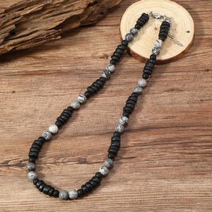 Detalle del collar bohemio con cuentas de madera de coco y piedras marmoleadas