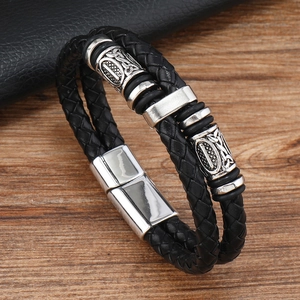 Détail d'un bracelet en cuir tressé noir avec perles celtiques et fermoir magnétique poli