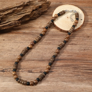 Detalle del collar bohemio de cuentas de madera de coco con cierre de langosta plateado