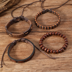 Nahaufnahme eines vierteiligen Herren-Lederarmband-Sets mit Holzperlen und Geflecht
