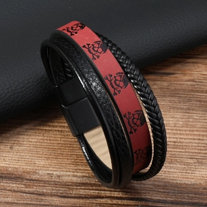 Détail du bracelet en cuir multicouche avec motif crâne et fermoir magnétique en métal