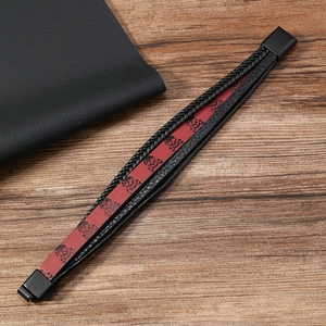 Détail du bracelet multicouche en cuir tressé avec imprimé crâne et fermoir magnétique