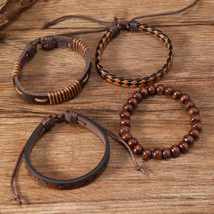 Detaillierte Nahaufnahme von 4er-Set Herren-Lederarmbändern mit Holzperlen und Anker-Anhänger
