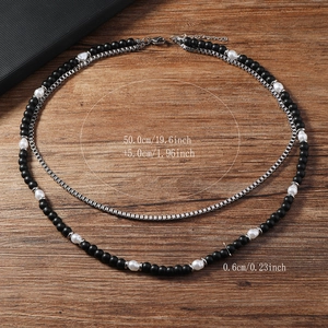 Collier double épaisseur pour homme avec perles noires mates et détails de perles de 50 cm