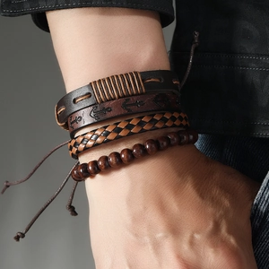 Detail von vierteiligen handgefertigten Lederarmbändern mit Anker und Holzperlen