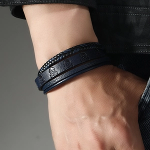 Bracelet multicouche en cuir bleu foncé pour homme avec relief de crâne au style punk
