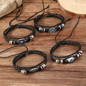 Set di quattro bracciali in pelle intrecciata con ciondolo malocchio blu su legno