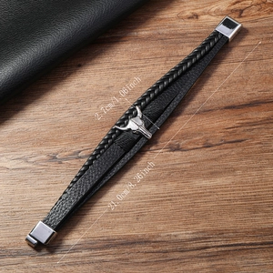 Vue détaillée du bracelet en cuir multicouche avec breloque taureau et mesures de taille