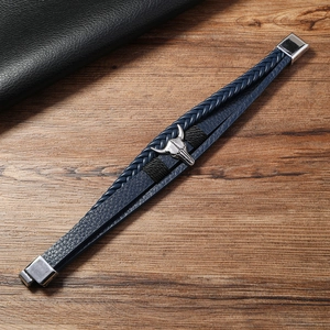 Vue détaillée du bracelet en cuir multicouche avec charme de tête de boeuf argenté