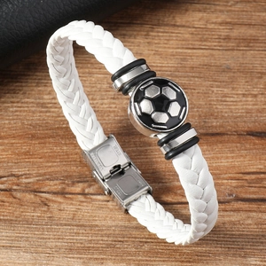 Nahaufnahme des Fußball-Lederarmbands mit geflochtenem Design und Edelstahlverschluss