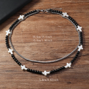 Vue détaillée du collier double couche pour homme avec perles noires et pendentif croix