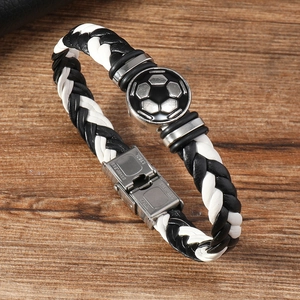 Detailansicht von geflochtenem Leder-Fußballarmband mit Edelstahlverschluss und Metallanhänger