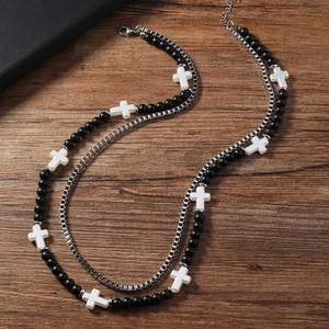 Collier double couche pour homme avec perles noires mates, croix blanches et chaîne