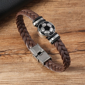 Detailansicht eines braunen Leder-Fussballarmbands mit Edelstahl-Klappverschluss