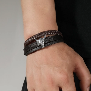 Détail du bracelet multicouche en cuir pour homme avec crâne de buffle argenté et fermoir magnétique