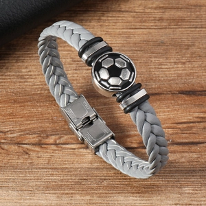 Detail der Edelstahlschließe und des grauen Lederarmbands mit dem Fußball-Motiv