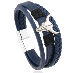 Détail du bracelet multicouche en cuir bleu avec un pendentif tête de taureau argent