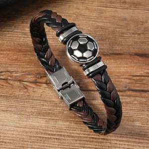 Detailansicht eines geflochtenen Fußball-Lederarmbands mit Edelstahlschließe