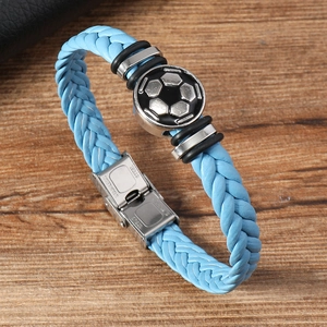 Detail des blauen geflochtenen Lederarmbands mit Fußballanhänger und Edelstahlverschluss