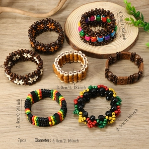 Vue détaillée du lot de 7 bracelets bohèmes en perles de bois aux couleurs reggae