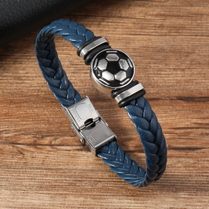 Detailansicht der Edelstahl-Schließe und des Fußball-Anhängers am Lederarmband