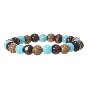 Détail d'un bracelet bohème multicouche avec perles en pierre bleue et textures bois