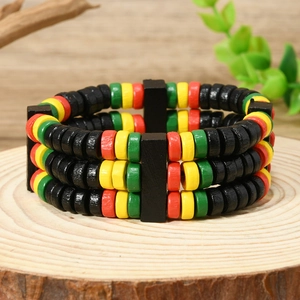Vue macro détaillée de bracelets multicouches en perles de bois style bohème et rasta