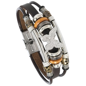 Makro-Detail des mehrlagigen Lederarmbands mit Metallschmetterling und Stahlschließe